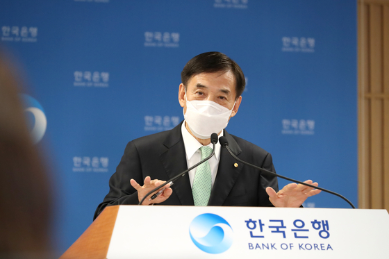 Bank of Korea Gov. Lee Ju-yeol speaks during an online press briefing held Thursday after the monetary policy board of the central bank decided to maintain the country's key interest rate at 0.5 percent. [BANK OF KOREA]
