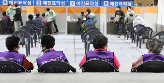 Senior citizens wait to get Pfizer shots at a newly-opened Covid-19 vaccination center in the Gyeongsan Indoor Stadium on Thursday. [NEWS 1]