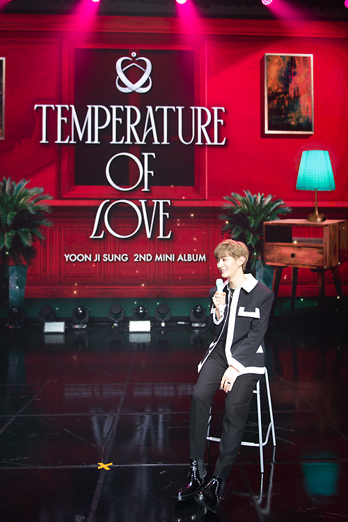 Yoon Ji-sung is greeting on the showcase of the second Mini album Temperature of Love released on Online on the 15th.Temperature of Love is a new album released by Yoon Ji-sung in about two years after his single album Dong, Hwa (, ) released before joining the military in May 2019.The title song LOVE SONG (Love Song) depicts stories that everyone can sympathize with in frequent quarrels and misunderstandings with their loved ones and in the brief breakups that are caused by them.Especially, you can feel the pop sensibility unique to Yoon Ji-sung through the introduction of the introductory and soft voice.