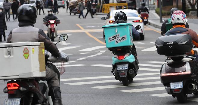 서울시내에서 오토바이 기사들이 음식을 배달하고 있다. [연합]