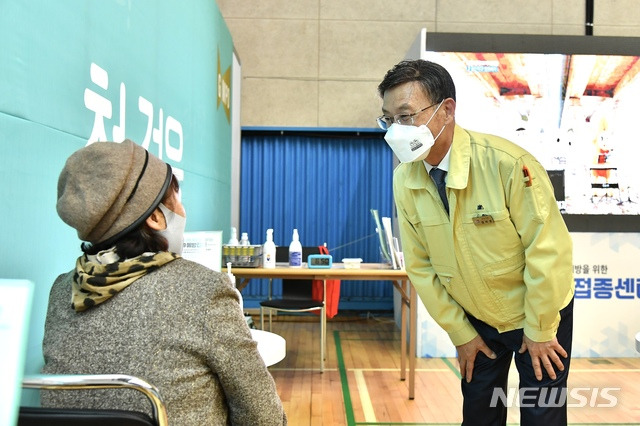 [김포=뉴시스]정일형 기자=정하영 김포시장이 15일 오전 김포시민회관 실내체육관에 마련된 예방접종센터에서 75세 이상의 한 시민에게 화이자 백신 접종에 앞서 격려를 하고 있다. (사진은 김포시 제공)