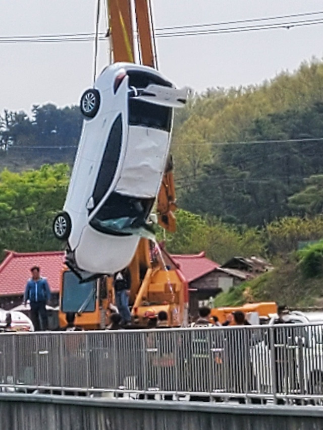 15일 충남 논산시 탑정저수지에 추락한 차량이 인계되고 있다.(사진=테슬라 동호회 제공) *재판매 및 DB 금지