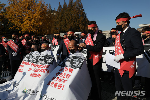 [서울=뉴시스] 박미소 기자 = 황장전(가운데) 대한주택관리사협회장을 비롯한 관계자들이 10일 오전 서울 영등포구 여의도 국회의사당 앞에서 열린 '주택관리사 포함 관리종사자 보호를 위한 가중처벌 도입 및 제도 개선 촉구 기자회견'에서 삭발식을 하고 있다. 유가족 대표와 협회원들은 지난 28일 인천 서구 모 아파트의 관리사무소장이 업무 중 아파트 입주자대표회장에게 살해당한 사건과 관련, 엄중 처벌 및 재발 방지를 요구하기 위해 진선미 국토교통위원장과 면담을 할 예정이다. 2020.11.10.  misocamera@newsis.com