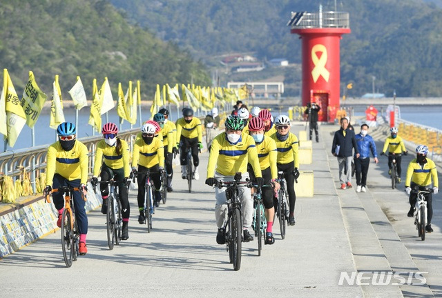 [안산=뉴시스]안산지역 사이클 동호인클럽 ‘안산 ARB’회원들이 전남 진도 진도항(옛 팽목항)에서 자전거 대장정에 나서고 있다.(안산시 제공)