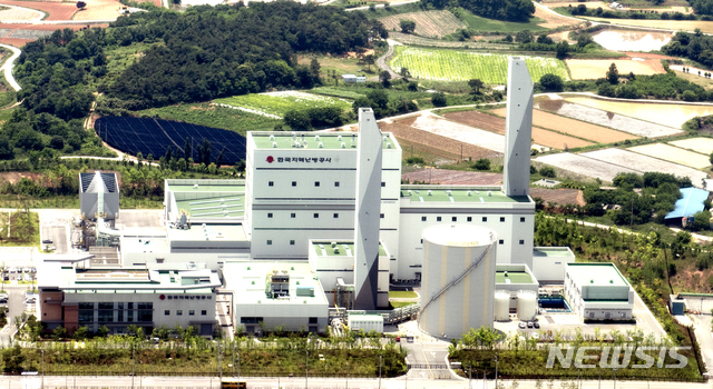 [나주=뉴시스] 사진은 전남 나주 산포면 신도산단 내에 들어선 '한국지역난방공사 SRF열병합발전소' 전경. (사진=뉴시스DB)