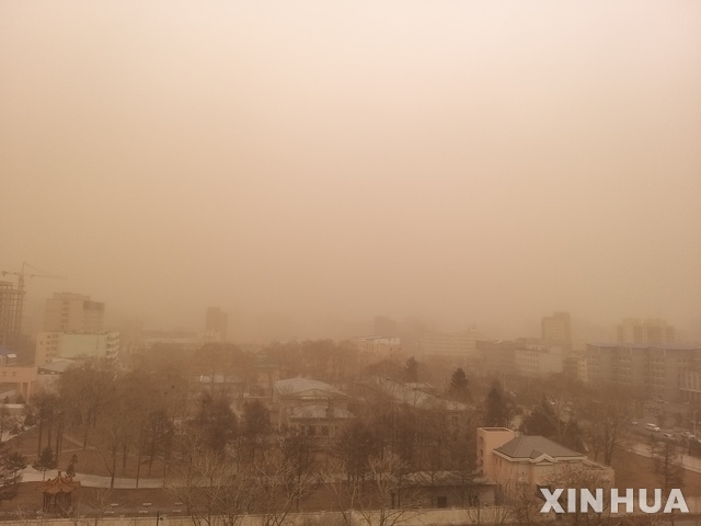 [울란바토르=신화/뉴시스] 16일 몽골 구조 당국은 최근 발생한 강력한 모래폭풍으로 10명이 사망하고 11명이 실종됐다고 밝혔다. 지난 14일 수도 울란바토르 도심이 황사로 덮혀 있는 모습. 2021.03.16