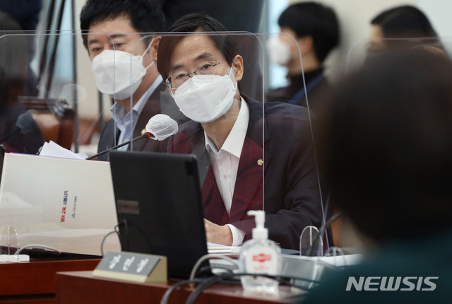 [서울=뉴시스]김선웅 기자 = 국민의힘 조경태 의원이 7일 국회에서 열린 교육위원회 국정감사에서 유은혜 사회부총리 겸 교육부 장관에게 질의하고 있다. (공동취재사진) 2020.10.07. photo@newsis.com