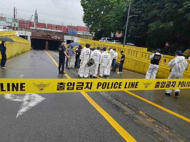 부산경찰청 수사전담팀이 국과수, 전문가 등과 함께 부산 초량1지하차도 현장 정밀감식을 벌이고 있다. 박진홍 기자