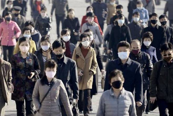 지난해 3월 평양 시민들이 코로나 바이러스 예방을 위해 마스크를 쓰고 있다. 로이터통신 캡처