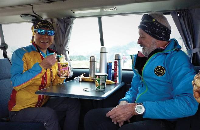 도미니크의 캠핑카 안에서 이탈리아 컵라면으로 점심 식사를 하고 있다.