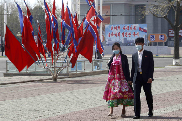 15일 고 김일성 북한 주석의 생일인 ‘태양절’을 맞아 평양 시민들이 한복을 입고 거리를 걷고 있다.AP 연합뉴스