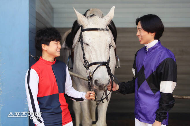 김아현 기수(왼쪽)와 임다빈 기수가 포즈를 취하고 있다.