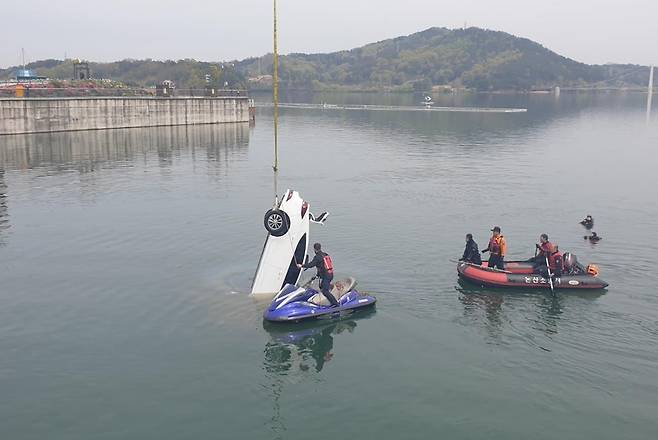 저수지로 추락한 차량 [충남소방본부 제공. 재판매 및 DB 금지]