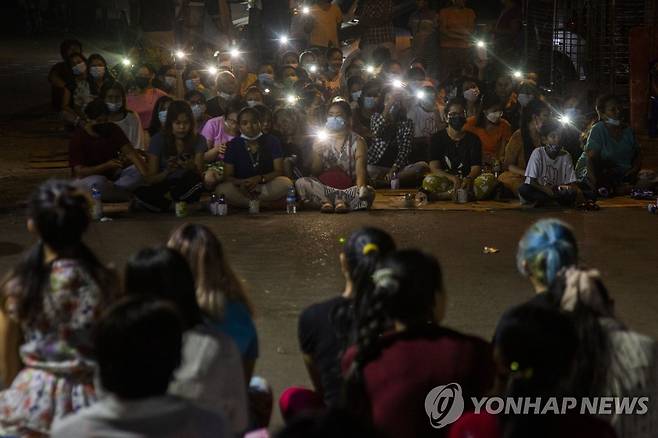 통금령에도 쿠데타 규탄 야간집회 계속하는 미얀마 시위대 (양곤 AP=연합뉴스) 미얀마 최대 도시 양곤의 중심가에서 15일(현지시간) 야간통행금지령에도 불구하고 시위대가 휴대전화 불빛을 비추며 군부 쿠데타 규탄 집회를 벌이고 있다. 미얀마 군부가 양곤 등 주요 도시에 계엄령을 내리고 강경 진압에 나서 유혈 사태가 빚어지고 있음에도 군정에 저항하는 집회와 시위는 연일 밤까지 이어지고 있다. sungok@yna.co.kr