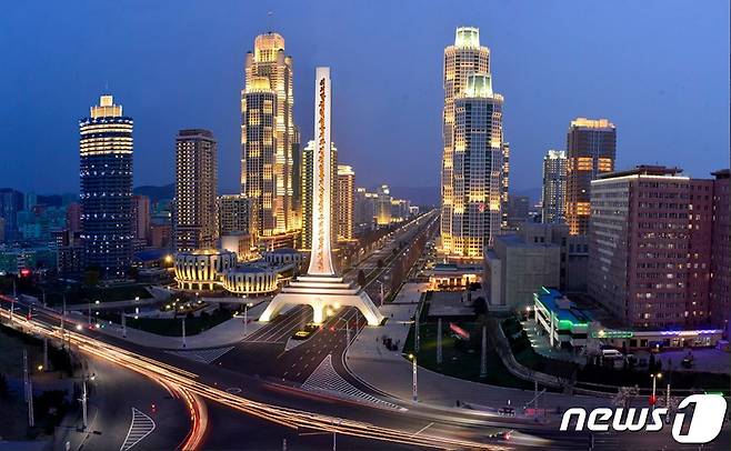 북한 선전매체 '류경'에 올라온 려명거리의 야경.(홈페이지 갈무리) © 뉴스1