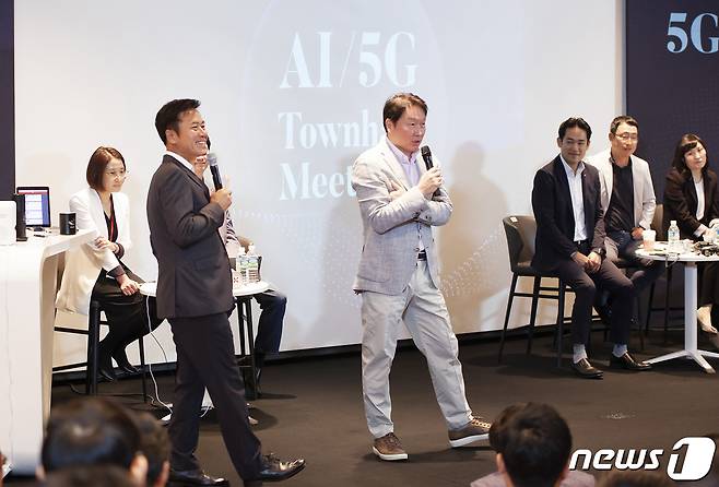 최태원 SK회장이 지난 30일 서울 을지로SK텔레콤 본사 수펙스홀에서 SK텔레콤 박정호 사장 및 임직원들과 AI∙5G 미래상에 대해 토론하는 타운홀 미팅을 하고 있다. (SK텔레콤 제공) 2019.5.31/뉴스1