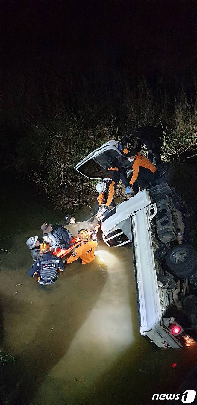 지난 15일 성암저수지 인근 농수로에 빠져있던 1톤 트럭에서 운전자 1명을 구조하는 장면© 뉴스1
