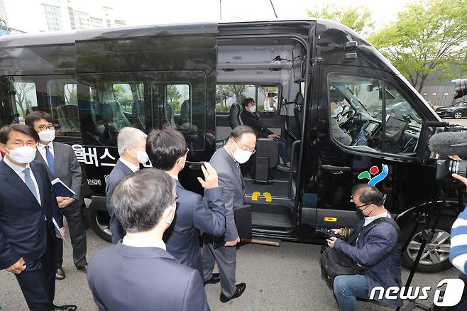 홍남기 경제부총리 겸 기획재정부 장관이 16일 서울 상암 미래모빌리티센터에서 자율주행차에 관해 설명을 듣고 있다. 2021.4.16/뉴스1 © News1 박지혜 기자