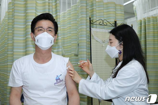 허태정 대전시장이 16일 대전 서구보건소에서 아스트라제네카 백신 접종을 하고 있다. © 뉴스1