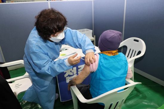 무안군이 지난 15일 무안종합스포츠파크 실내체육관에서 75세 이상 백신 접종을 시작했다. (사진=무안군 제공)
