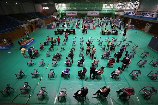 광주 전체 자치구로 화이자 코로나19 백신 접종이 확대 시행된 15일 오전 광주 북구 예방접종센터에서 75살 이상 노인들이 접종을 받고 이상반응 관찰을 위해 대기하고 있다. <연합뉴스>