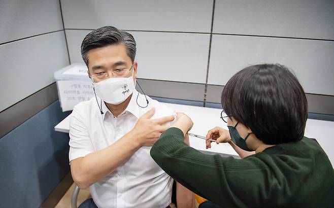 서욱 국방장관이 16일 국군수도병원에서 코로나19 접종을 받고 있다. 국방부 제공