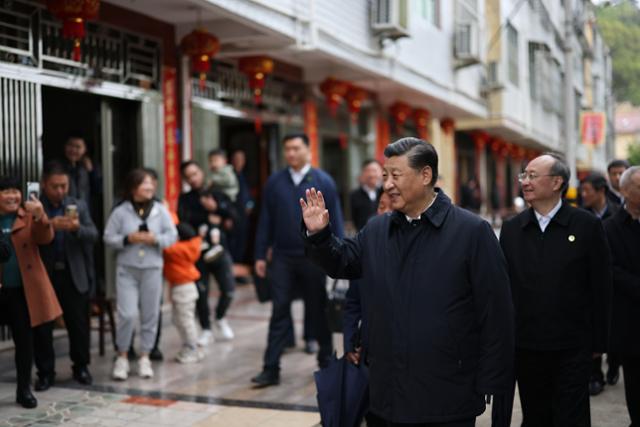 시진핑 중국 국가주석이 지난달 23일 푸젠성 싼밍을 방문해 주민들에게 손을 들어 인사하고 있다. 싼밍=신화. 연합뉴스