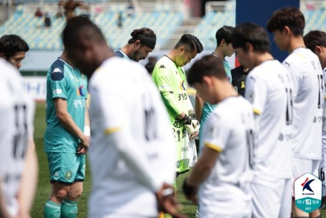 안산과 전남 선수들이 11일 안산 와스타디움에서 열린 K리그2 경기에 앞서 세월호 희생자를 추모하는 묵념을 하고 있다. 한국프로축구연맹 제공