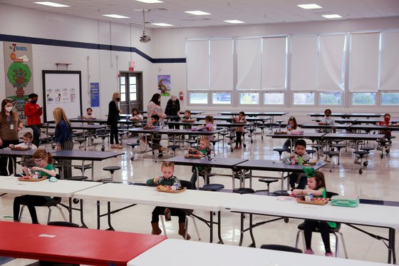 지난 3월 미국 켄터키주의 한 초등학교 급식실. REUTERS/Amira Karaoud 연합뉴스