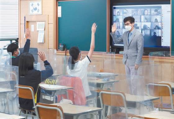 지난해 여름, 대면·비대면 수업이 동시에 진행된 서울 화랑초등학교. 화랑초등학교는 사립초등학교다. 아이가 다니던 미국 공립 중학교가 이런 식으로 수업을 진행했다. 연합뉴스