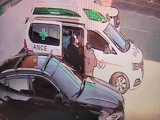 지난해 12월 25일 숨진 응급 구조사가 폭행을 당한 뒤 구급차에 태워져 자신의 집으로 이동하기 직전의 모습. JTBC
