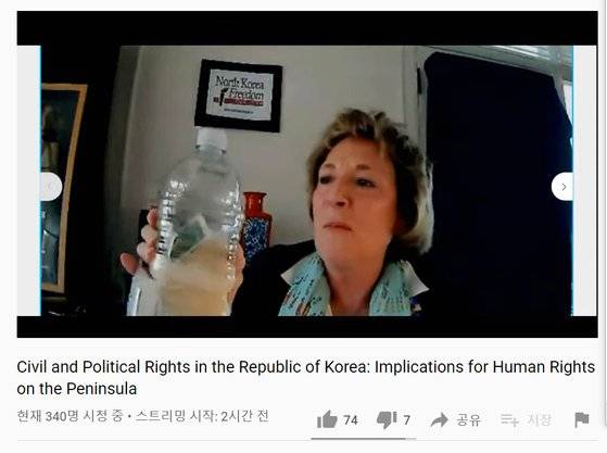 15일(현지시간) 미국 하원 산하 톰 랜토스 인권위원회가 개최한 대북전단금지법(개정 남북관계발전법) 관련 청문회에 증인으로 나섰던 수잔 숄티 북한자유연합 대표가 북한으로 보내는 풍선 안에 전단 뿐 아니라 쌀 등도 날려보낸다며 대북전단금지법을 비판하고 있다 [톰 랜토스 인권위 유튜브 생중계 캡쳐]