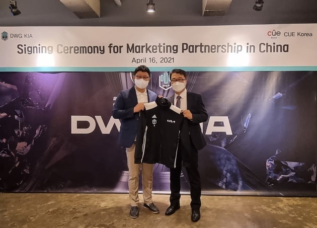 DWK KIA 이유영 대표 (왼쪽)와 씨유이코리아 이태희 대표가 16일 중국 마케팅 대행 계약 체결 후 포즈를 취하고 있다.