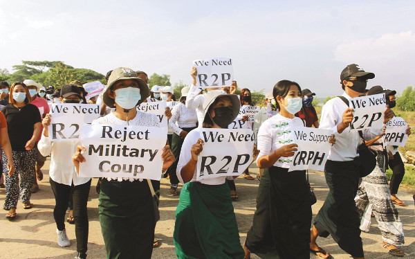 미얀마 군부 쿠데타에 반대하는 시위대가 지난 4일 미얀마 남동부 다웨이시에서 도보행진을 하고 있다. 시위대가 든 플래카드에는 유엔의 ‘보호책임(R2P)’을 요청하는 문구 등이 적혀 있다. 로이터연합뉴스