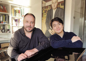 피아니스트 조성진(오른쪽)과 바리톤 괴르네. [유니버설뮤직 제공]