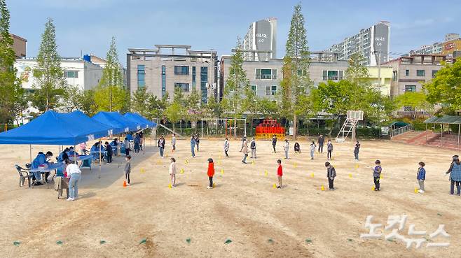 16일 울산 남구 한 초등학교 운동장에 임시 선별진료소가 설치됐다. 학생들이 진단 검사를 받기 전 거리두기를 하고 있다. 반웅규 기자