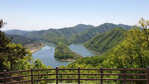 ▲충북 옥천군이 지역 관광홍보 콘텐츠 확보를 위해 ‘옥천9경 관광사진 전국 공모전’을 연다. 옥천 1경 한반도 지형 ⓒ옥천군