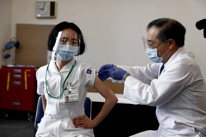 일본에서 의료인을 대상으로 코로나19 백신 접종이 시작된 지난 2월17일 국립병원기구 도쿄의료센터에서 한 의료인이 백신을 맞고 있다. 도쿄=AP연합뉴스