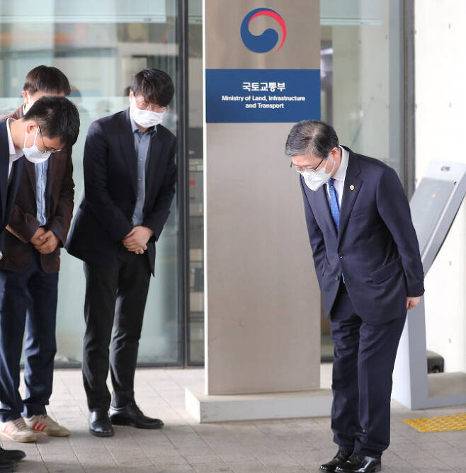 변창흠 국토교통부 장관이 16일 오후 세종시 정부세종청사에서 열린 이임식을 마친 뒤 떠나며 직원들과 인사하고 있다. 연합뉴스