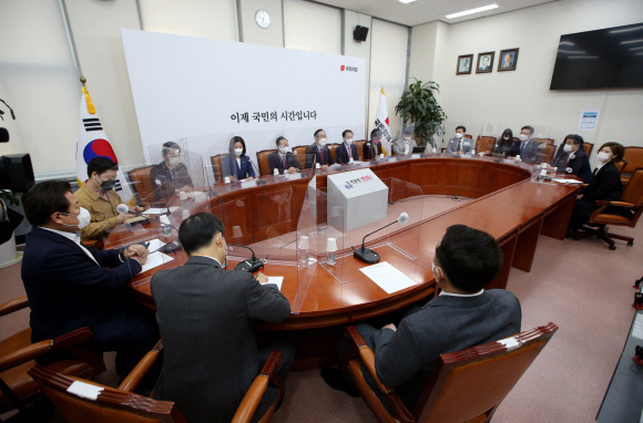 국민의힘 주호영 당 대표 권한대행이 15일 오전 서울 여의도 국회에서 열린 비상대책위원회의에서 모두발언을 하고 있다. 2021. 4. 15 김명국 선임기자 daunso@seoul.co.kr