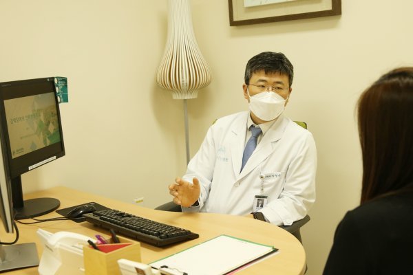 박형근 서울아산병원 정신건강의학과 전문의가 환자와 상담하고 있다.