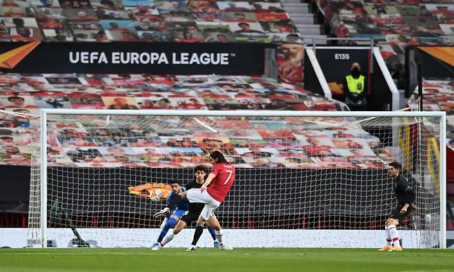 맨체스터 유나이티드의 에딘손 카바니가 16일 열린 유로파리그 8강 2차전 그라나다와의 경기 전반 환상적인 발리 슛으로 선제골을 터뜨리고 있다. 게티이미지코리아