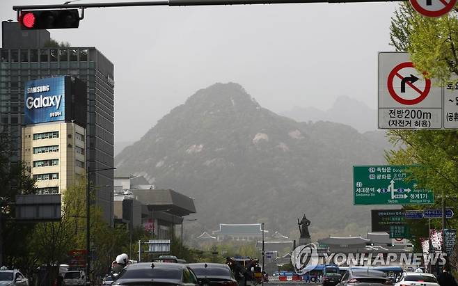 황사로 뿌옇게 보이는 서울 (서울=연합뉴스) 이재희 기자 = 중국·몽골발 황사가 찾아온 16일 오후 서울 도심이 뿌옇게 보이고 있다. 2021.4.16 scape@yna.co.kr