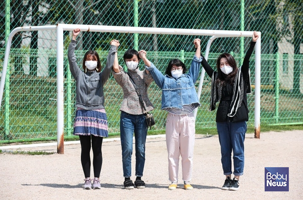 15일 오전 11시, 경기도 고양시 정발산동 밤가시 어린이 공원 벤치에서 적극적인 활동을 펼치고 있는 네 명의 엄마를 만나 자세한 이야기를 들어봤다. (왼쪽부터) 박은지 씨, 허윤혜 씨, 전하나 씨, 정상희 씨. 최대성 기자 ⓒ베이비뉴스