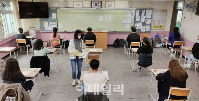 17일 서울의 한 학교에서 거리두기와 발열검사 등 코로나19 방역 조치 속에 ‘2021년도 국가공무원 9급 공개경쟁채용 필기시험’이 치러지고 있다. [사진=인사혁신처]