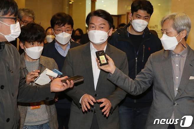 안철수 국민의당 대표가 16일 오후 대구 수성구 그랜드호텔에서 열린 대구시당 당원간담회를 마친 뒤 취재진의 질문에 답하고 있다. 2021.4.16/뉴스1 © News1 공정식 기자