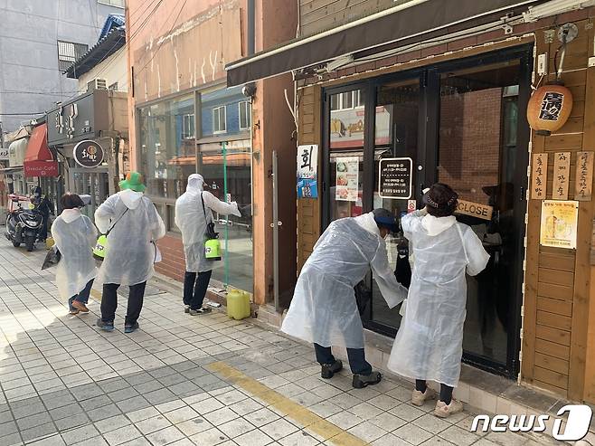 21일 부산 서구 동아대학교 부민캠퍼스 인근 상가와 임시수도기념관 일대에서 부민동주민센터 희망일자리 사업 참가자들이 신종 코로나바이러스 감염증(코로나19) 방역 작업을 벌이고 있다. 2020.09.21/ © News1