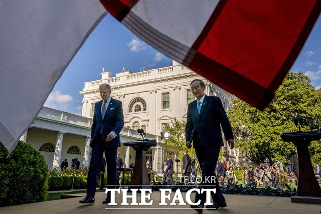 바이든 미국 대통령과 스가 총리가 기자회견 후 이동하는 모습. /AP.뉴시스