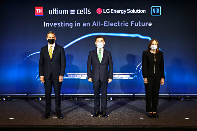 (사진 왼쪽부터) 테네시주 빌 리(Bill Lee) 주지사, LG에너지솔루션 김종현 사장, GM 메리 바라(Mary Barra) 회장. 사진=LG에너지솔루션