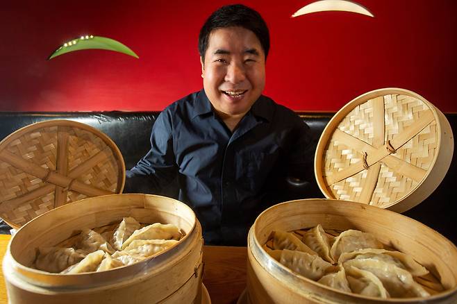 찐만두를 들여다보던 박정배 작가는 “맛도 맛이지만 형태가 너무 아름답지 않으냐”며 웃었다. /이신영 영상미디어 기자